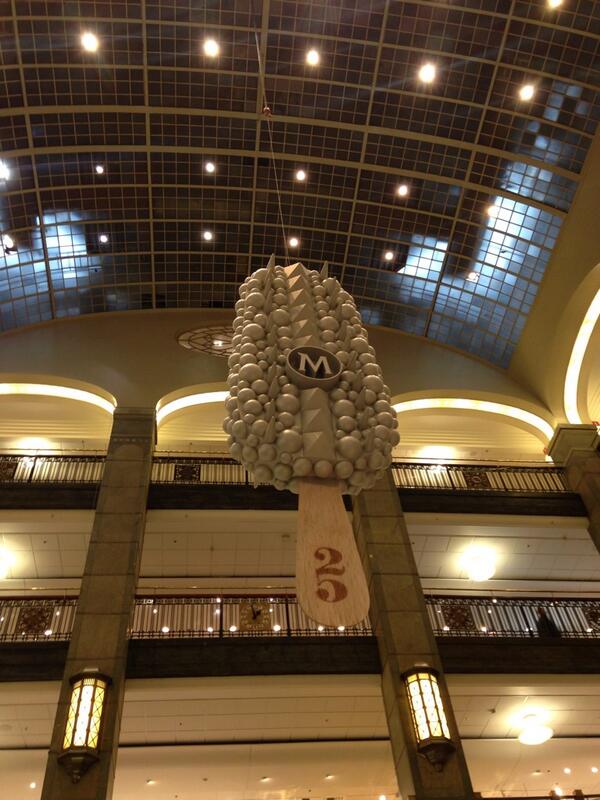 FrigoliteDesign's tweet photo. Jätte Magnum på NK Sthlm #magnum #gbglace #frigolit #frigolite http://t.co/UBCKb4MtKh