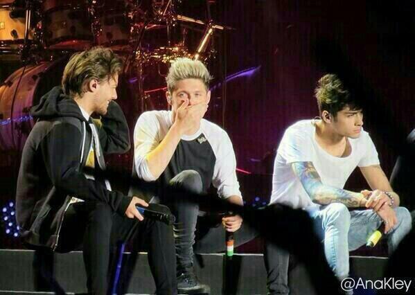 niallprivacy's tweet photo. ''nossa niall é o zayn sentado ao seu lado"
"fala baixo louis, ele pode ouvir"
"ele é tão perfeito"
"omg eu sei" http://t.co/r7U2evmEkq