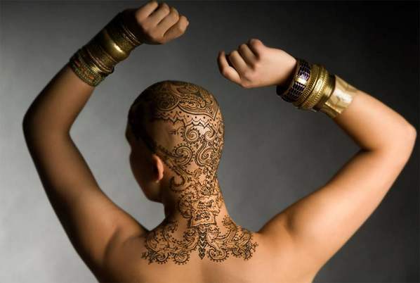 Enfermas de cáncer que cambian las pelucas por tatuajes de henna> mdia.st/1sLkGHv