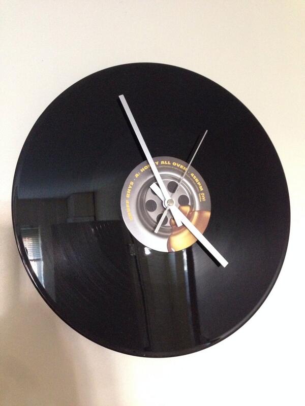 slipp3000's tweet image. #retroclocks #clockrecords @gruffingtonpost @superfurry #hotelshampoo #honeyallover loving my new kitchen clock