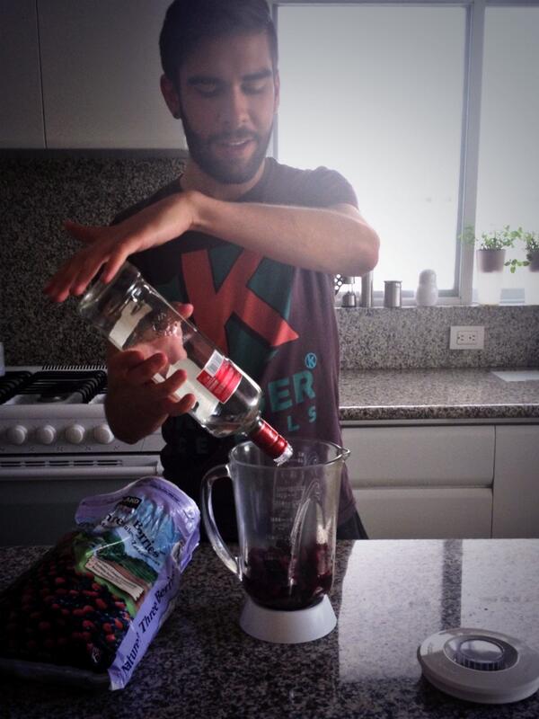eduardohaces's tweet photo. Desayuno de campeones. @andreaschroede1 http://t.co/VLLt4Flb77