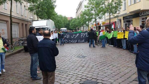 HasakaMedia_HMC's tweet photo. اعتصام أكراد سوريا أمام مكتب حزب الاتحاد الديمقراطي #PYD في برلين واصفين الحزب بشبيحة #الأسد 
#الحسكة #القامشلي
#YPG http://t.co/mJPLlgpLeZ