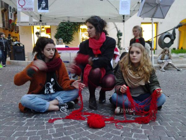 Torno_Tardi's tweet photo. @Torno_Tardi Un filo rosso per essere libere. #noallaviolenzasulledonne http://t.co/UGhMw54yC9