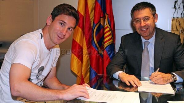TransferNewsCen's tweet photo. Lionel Messi has signed a new contract with Barcelona. €20m per year. €250m release clause. Highest paid in the world http://t.co/6baNiuTxQo