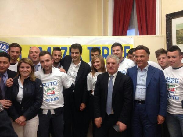 GiuseppeGalati's tweet photo. Con i ragazzi di #ForzaItaliagiovani a Lamezia insieme a @RaffaeleFitto  e @tripodimaria #Europee2014 #oltre http://t.co/5UGCVg0UNJ