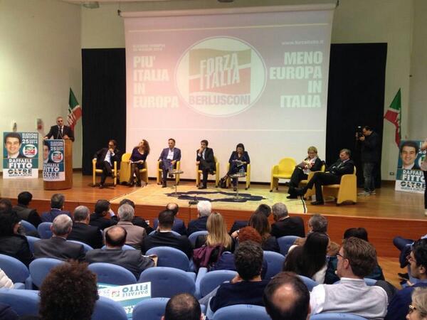 GiuseppeGalati's tweet photo. A Catanzaro per chiudere questo entusiasmante tour elettorale insieme a @RaffaeleFitto per @forza_italia #Europee2014 http://t.co/nxySlGDc5Q