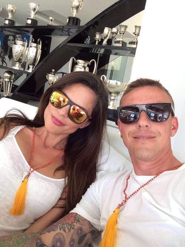 Amalia_Enriquez's tweet photo. @RominaBelluscio @GUTY14HAZ apoyan a la selección española y se suman a la campaña TODOS CON LA ROJA http://t.co/kWo7SUsQ5j