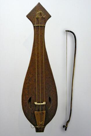 струнно щипковые инструменты 4 струнные. Violin viola cello double bass. смычковый инструмент ребек. кантеле карельский музыкальный инструмент. музыкальные струны щипковый инструмент.