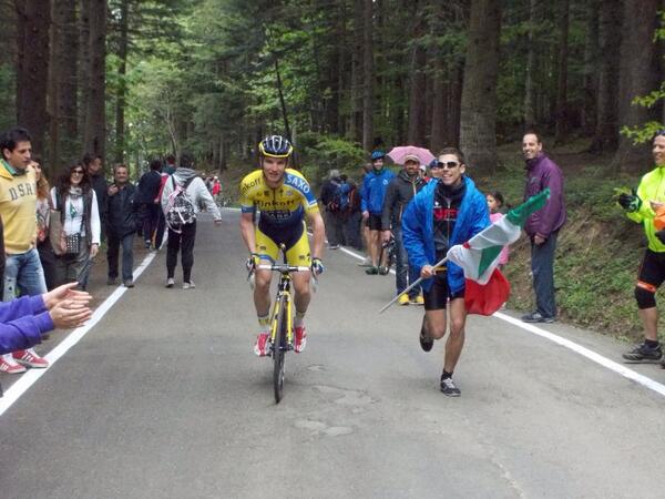 appenninonews's tweet photo. Tutti i ciclisti del #giro2014 meritano un Vai!!Anche gli ultimi sulla salita #piandelfalco @ModenaTwit @BolognaTwit http://t.co/sasEDtpRwD