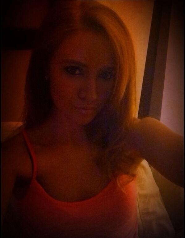 SarahPollack's tweet photo. 💋 http://t.co/JwhMYxro1L