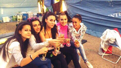 rociio1889's tweet photo. San isidrin con @fatima_amores8, #jesi #gema #fatima http://t.co/4e7K2bPpwF