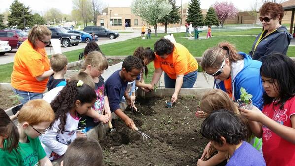Groundworks14's tweet photo. Hayward elementary's Creative Dreams teaching garden had a field day planting together. http://t.co/a0a5M6oxaK