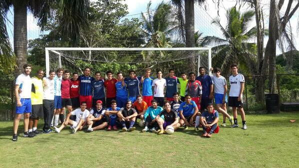 Gringofc10's tweet photo. Intercambio con lo ex graduado del @Colegio_CEMEP http://t.co/Cb3xm0GZFn
