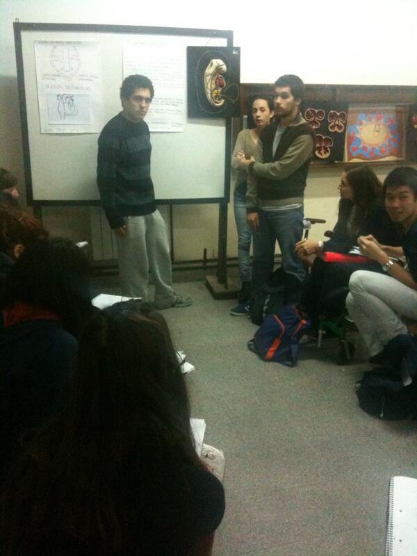 ezeqvarela's tweet image. Alumnos exponiendo #cardiogénesis. Cuestiones acerca de vásculo y angiogénesis. #EmbrioCat1 @backoffreligion