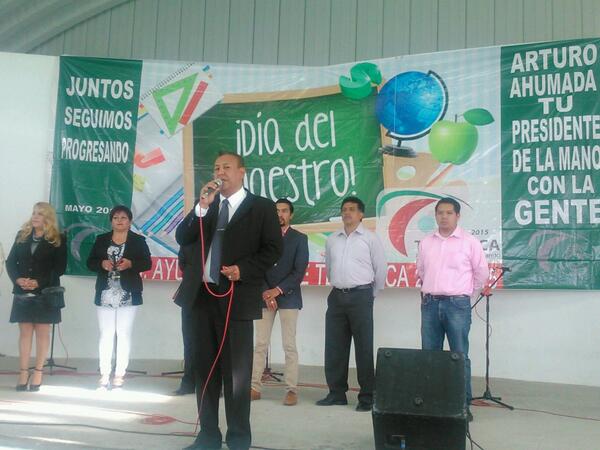 Tezoyuca2's tweet photo. Festejando a nuestros profesores de tezoyuca, Arturo Ahumada tu presidente, de la mano con la gente http://t.co/QJzQB4o9iT