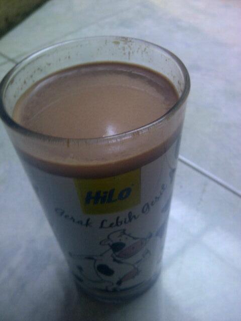luckyhasan_'s tweet photo. Good morning tuesday with a chocolate milk! Be nice day please,, http://t.co/BGo3rhlH97