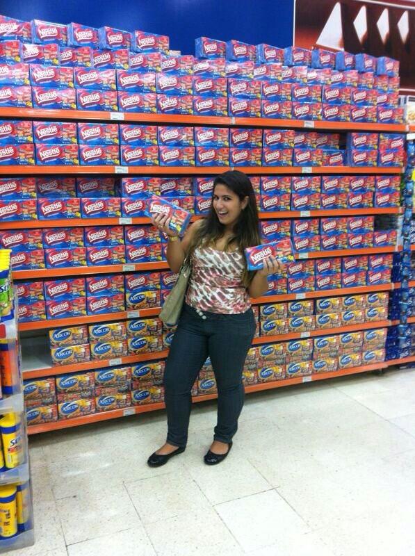 reginaazziz's tweet photo. Pessoas normais tem cunhados, eu tenho caixas de bombom 👍 @tamineaziz  #5p1.7 http://t.co/4sV6aDsYIg