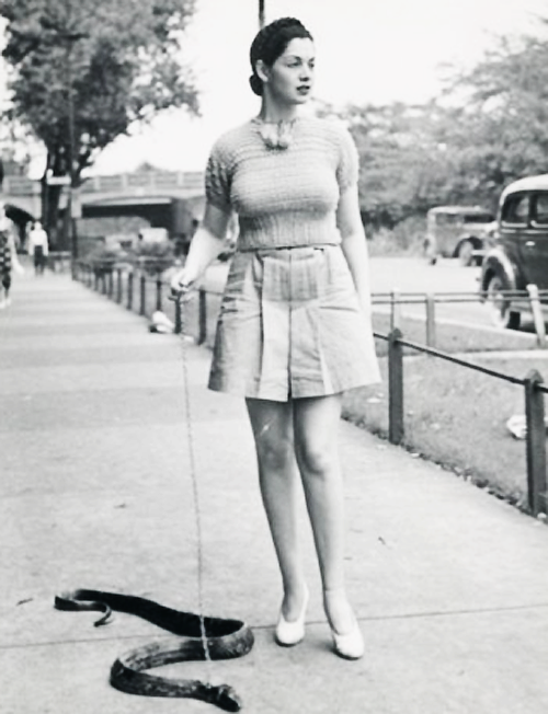 Burlesque Dancer Zorita- c.1930s - walking her pet snake #Burlesque #oldphoto 
etsy.com/listing/190165…