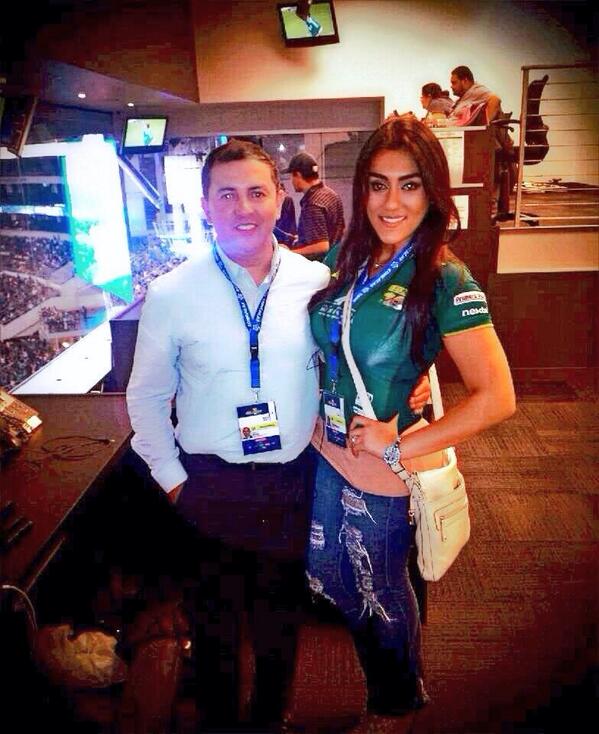 Yolanbomb6's tweet photo. Felicidades a todos y todas las Fieras #Leon #LeonBicampeon #verdiblanca #FCLeon #Ligamx #SerFieraEsUnOrgullo woo! http://t.co/sz7Jo3S0Ez