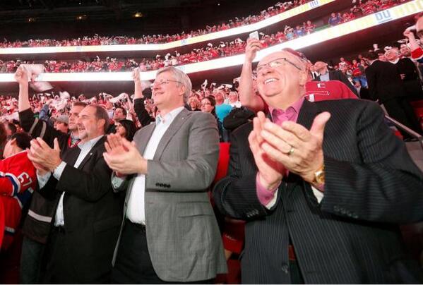 stephenharperFR's tweet photo. Quoi de mieux que de regarder la partie avec le coach? Aussi accompagné de @Min_Lebel! #gohabsgo @CanadiensMTL http://t.co/GmIAL4DhU1