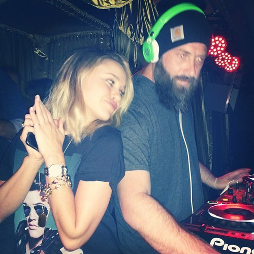 KittyWilde_DRP's tweet photo. Tocame algo dj http://t.co/3L17hgbj5q