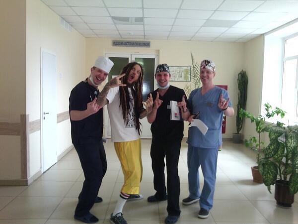 Newslabru's tweet photo. Гитарист Korn Хэд лечится в Красноярске RT @JenJenAlen http://t.co/zaul9D3vML