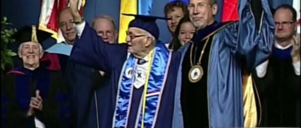 A3Noticias's tweet photo. Un anciano de 90 años se licencia tras más de sesenta matriculado en la Universidad [VÍDEO] http://t.co/ZfsJzAmmns http://t.co/WOQgsY7IOc