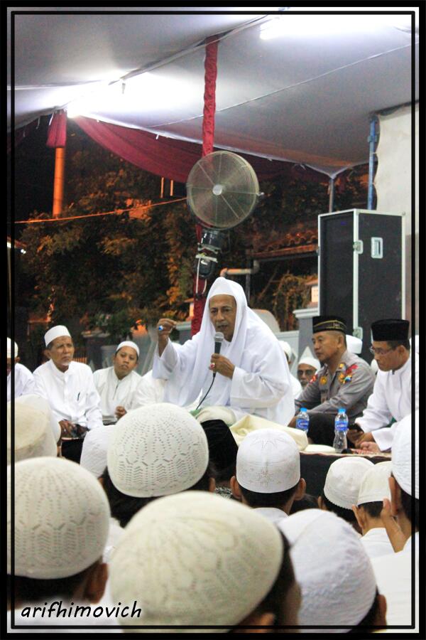 arifhimawan27's tweet photo. Maulana Habib Luthfi (@HabibluthfiYahy ) saat memberikan tausyiah Maulid rangkaian Kanzus di Masjid Aulia Krapyak PKL http://t.co/MIwvUR8zkC