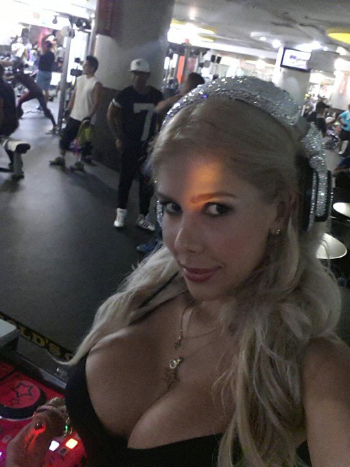 Hoy en @GoldsGymVe entrenaron con mi m&uacute;sica&hearts;&hearts;&hearts; http://t.co/ehXc0dEqQd<a class="tags" target="_blank" title="On Twitter" href="/?out=eyJ0eXAiOiJKV1QiLCJhbGciOiJIUzUxMiJ9.eyJpYXQiOjE3MjA2Mzg1MTYsImlzcyI6InR3cG9ybnN0YXJzLmNvbSIsIm5iZiI6MTcyMDYzODUxNiwiZXhwIjoxNzUyMTc0NTE2LCJyZWRpcmVjdF91cmwiOiJodHRwczovL3R3aXR0ZXIuY29tL0dvbGRzR3ltVmUifQ.eaLwWCpHr2laEJD97XW9SZcbpR779VfzpYhp4tU78z7yq_JN3CDfPRrIizM5JJAh6KMT6Y2Zx49MHwib04vHAg">@GoldsGymVe</a>