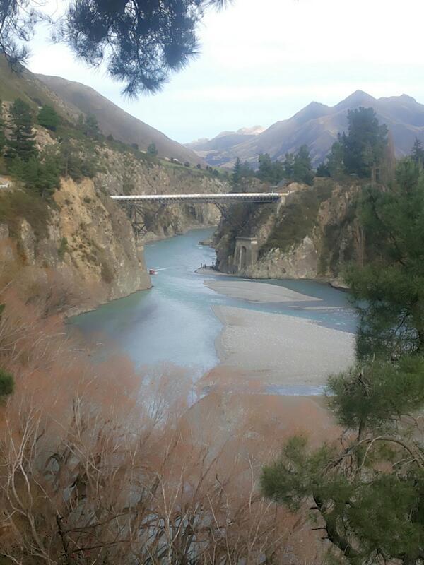 yanthy636's tweet photo. Hanmer spring river,sungai terindah yg prnh sy lihat. Kita bisa bungy jumping dijembatan itu. @jplussunday #NZfoto http://t.co/xLBPNhZ5t7