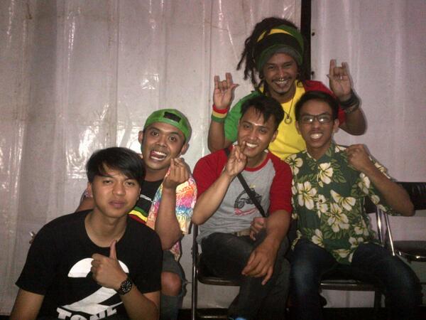 Delluuyee's tweet photo. Kecil bgt :D RT"@devireggae: Saalam metal kecil hahhaaa @Delluuyee @ardiinjection @azkaaaaaa @lembayungmega http://t.co/Rc0vQSPWZg"