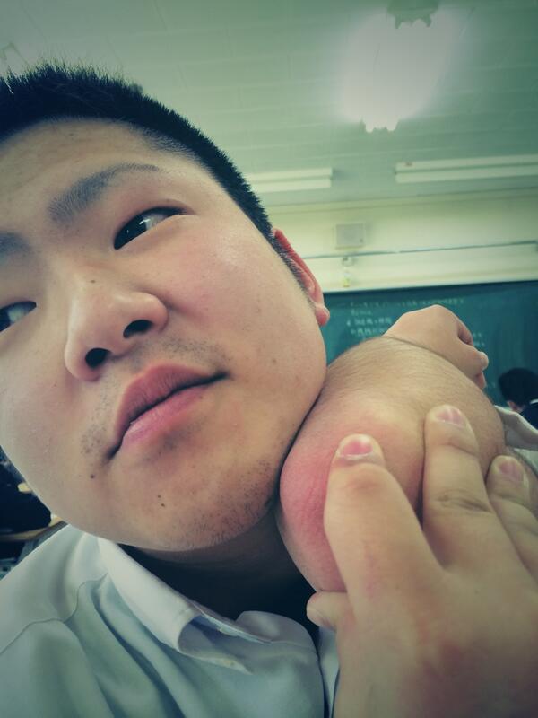 Ａｙａｔｏ On Twitter: "肘と顎は絶対にくっつかないらしいんですけど出来ました。体が柔らかい中国雑技団の人でも出来ないそうです。まぢでみんなが出来なかったら何かに投稿します‼︎  Rtお願いしまーす(=ﾟΩﾟ)ﾉ Http://T.co/Rsrt24Qxwd" / Twitter