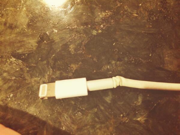 😭😭😭 “<a href="/funnyorfact/">Funny Or Fact</a>: That heartbreaking moment when your charger starts getting double chins: ”