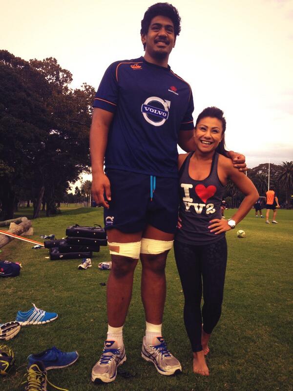 Great pic of @CMCMarketsANZ most petite member, sales trader Betty, with our biggest player <a href="/SkeltonWilliam/">William Skelton</a>!