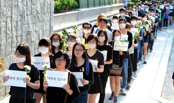 경찰이 세월호 추모 '가만히 있으라' 침묵행진에 참가했다 연행된 이들에 대한 조사를 끝내고도 '48시간 구금' 시간을 채우고야 풀어줬습니다. 형사소송법 규정 위반입니다 bit.ly/1gij7Rg
