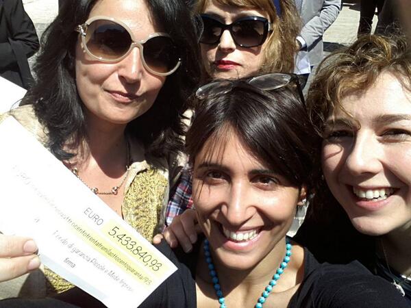 M5S_Camera's tweet photo. #RestitutionDay Le nostre ragazze rinunciano a 5 milioni, e ridono! Bella la passione politica! :-) #m5s #vinciamonoi http://t.co/9TbUxPKgcH
