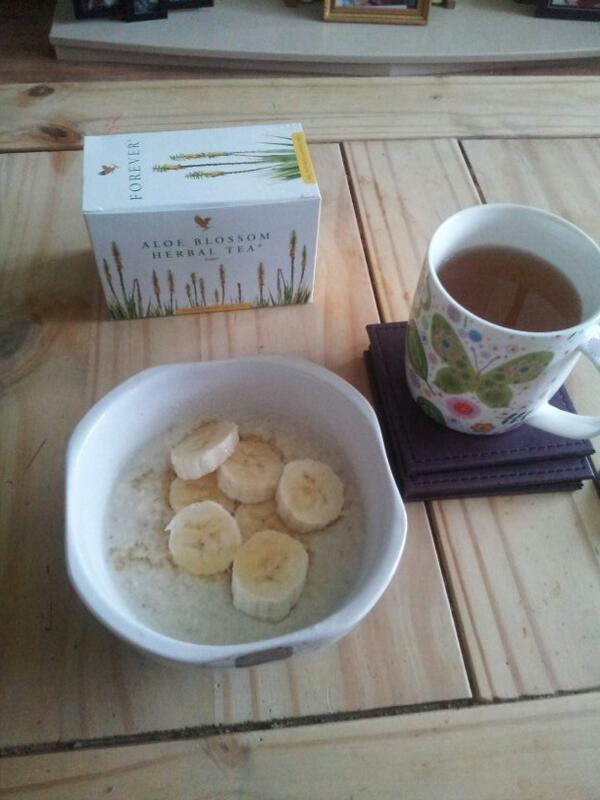 clear9detox's tweet photo. Day 2: porridge, slices of banana with a drizzle of honey. Perfect with a cup of Aloe Blossom Herbal Tea #yum http://t.co/rL9cvQrOHE