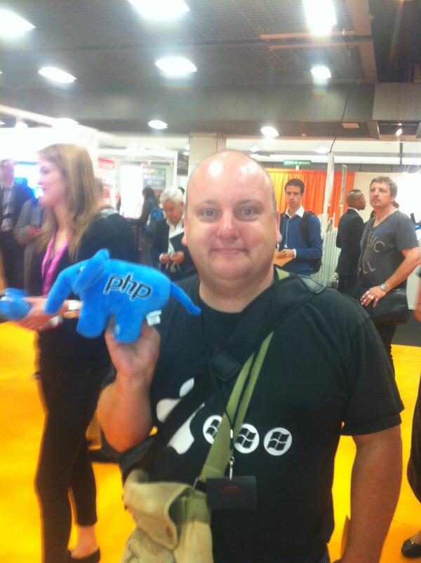 alterway's tweet photo. #solutionslinux : voici notre premier gagnant, n'est-il pas heureux ! Faites comme lui ! #elePHPant #opensource http://t.co/C3yHkqopXH