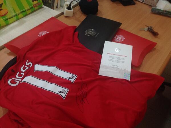 aMrazing's tweet photo. Mau bagi kaus MU yang ditandatangani Ryan Giggs ini? If you want it, retweet. http://t.co/1MTjYAwKsq