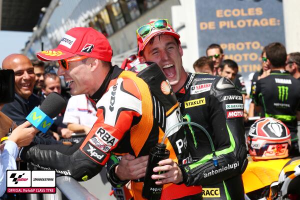 Bridgestone_MS's tweet photo. Great shot from Le Mans #MotoGP Parc Ferme on Saturday; brotherly love! @AleixEspargaro @PolEspargaro http://t.co/k4ZY5fpYNW