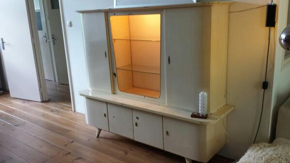 Vintage kast uit eind jaren 50. GRATIS afhalen.  Bus voor vervoer te leen. Moet opgeknapt...