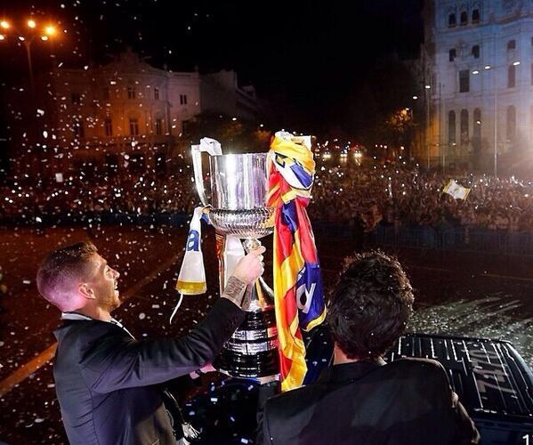 DuaKelinci's tweet photo. Gimana rasanya pas lagi jalan2 ke Madrid malah bisa nimbrung yg lain lihat adegan dalam foto ini? #FlyToMadrid http://t.co/a2g3lhCPea