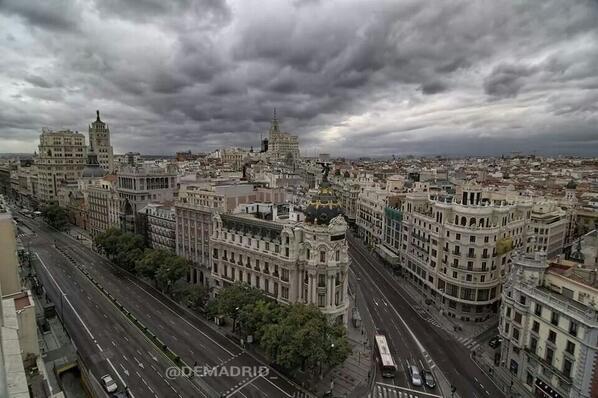 _Paisajes_'s tweet photo. Al Mal Tiempo, Buena Cara :) #Madrid #City #España http://t.co/RbVOXe4x86