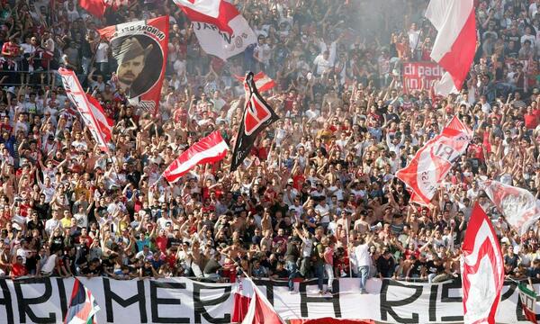 CorSport's tweet photo. #Paparesta ha comprato il #Bari. Vinta l'asta per 4,8 milioni. #compratelabari http://t.co/WoOwuJEioD http://t.co/5vvnRzHVdh