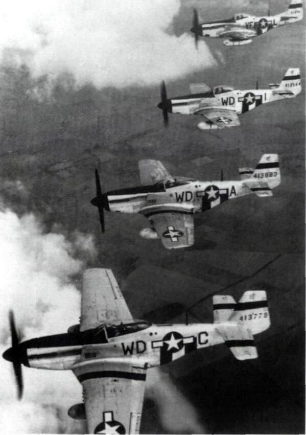HistoriaIIGM's tweet photo. P-51 D Mustangs fotografiados en un vuelo, Agosto de 1944. http://t.co/QGxmz3JybO