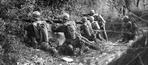 HistoriaIIGM's tweet photo. Un grupo de soldados Norteamericanos disparan contra posiciones Alemanas en Italia, 1944. http://t.co/1Ghyjkj4qR
