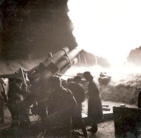 HistoriaIIGM's tweet photo. Un cañon de 88mm Flak 18 rompe la oscuridad de la noche. http://t.co/zbxF88bSLY