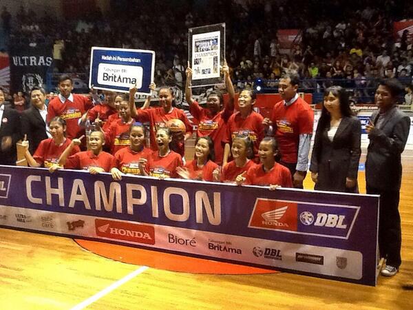 dblindonesia's tweet photo. Dan selamat putri @Theresiana1SMG berhasil mempertahankan gelar CHAMPION #HondaDBL2014 #CentralJavaSeriesNorthRegion http://t.co/ydV9jIQFU4