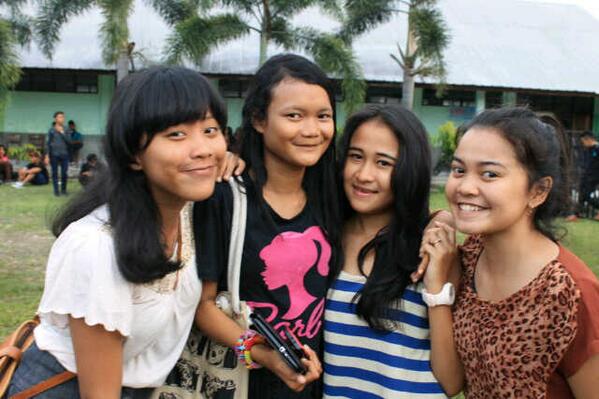 Putrifitriaaa's tweet photo. @BFOS_Smektri with @Putri_Aisiyah @wikaannisa07 ♥♥ http://t.co/Y7VKaBGh3I
