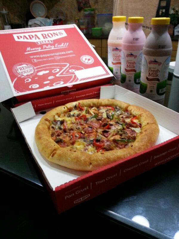 AndreaKeysha's tweet photo. Eating PIZZA!!! &amp; some MILK!!! BEST DINNER EVER!!! ^^ ♡ YUMMY~ http://t.co/9yV5c7U7xa